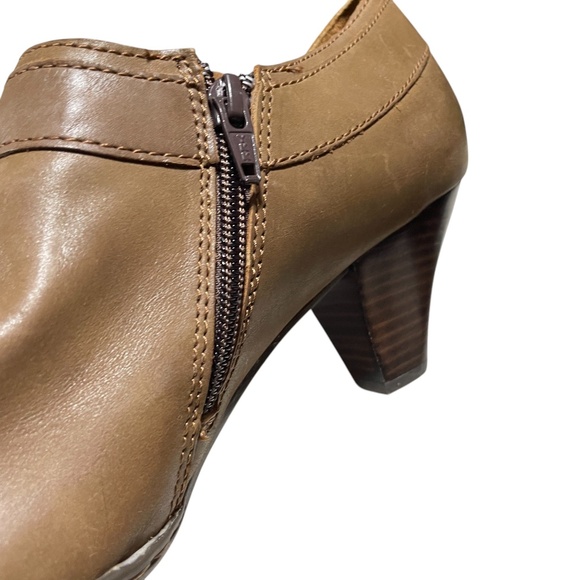 Born Leather 9.5 Side Zip 2 1/2 inch Heel Boots D47506 - Picture 7 of 12